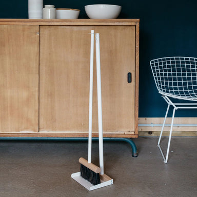 Andrée Jardin Mr. and Mrs. Clynk Complet Standing Broom & Dustpan Set Brooms Andrée Jardin Brand_Andrée Jardin Home_Broom Sets Home_Household Cleaning Home_Provençal Style La Maison LMS23 pelle-balayette-long-manche-clynk-3150-blanc-2_fdf5f149-c6eb-41dd-8a72-82ed2cfb9e8b_2000x2000AndreeJardinMr.andMrs.ClynkCompletStandingBroom_DustpanSetinCream