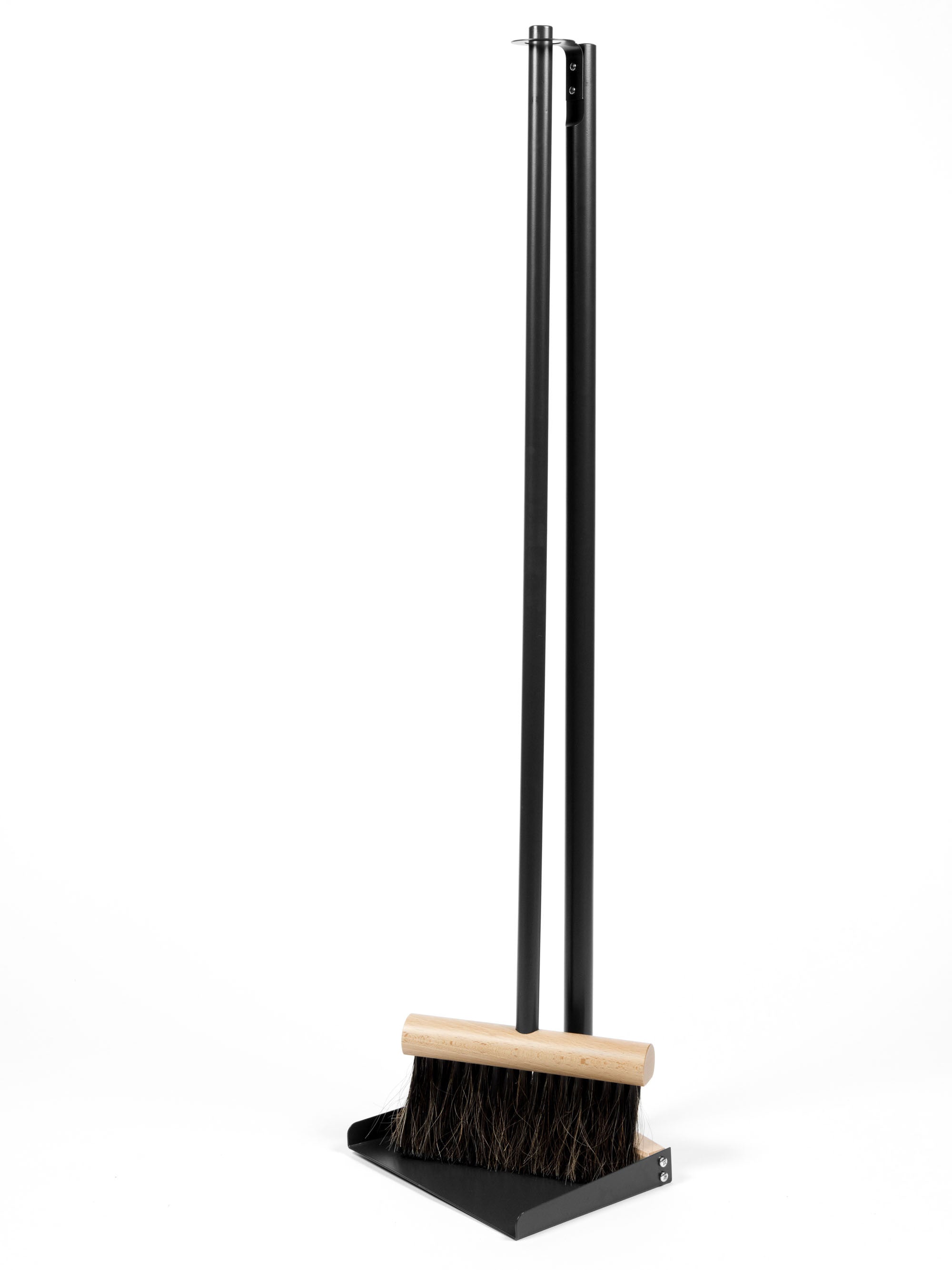 Andrée Jardin Mr. and Mrs. Clynk Complet Standing Broom & Dustpan Set Black Brooms Andrée Jardin Brand_Andrée Jardin Home_Broom Sets Home_Household Cleaning Home_Provençal Style La Maison 5300-3130_Andree_Jardin_Complet_Black_B_33d44020-7b2b-4bdf-aca0-7a6b54bf0703