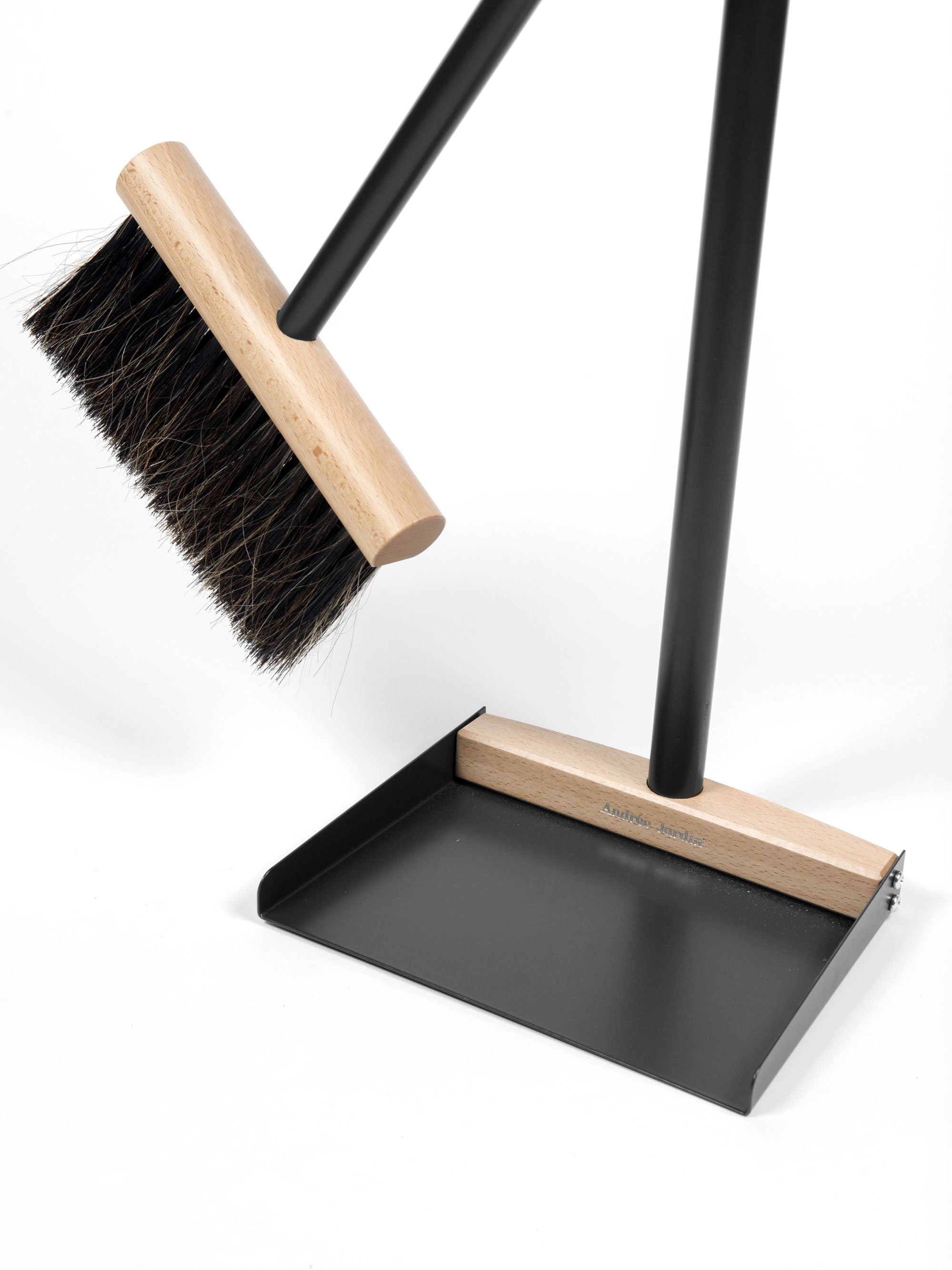 Andrée Jardin Mr. and Mrs. Clynk Complet Standing Broom & Dustpan Set Brooms Andrée Jardin Brand_Andrée Jardin Home_Broom Sets Home_Household Cleaning Home_Provençal Style La Maison LMS23 5300-3130_Andree_Jardin_Complet_Black_E_9d54fe3e-a181-4a90-ab13-3778269200f0