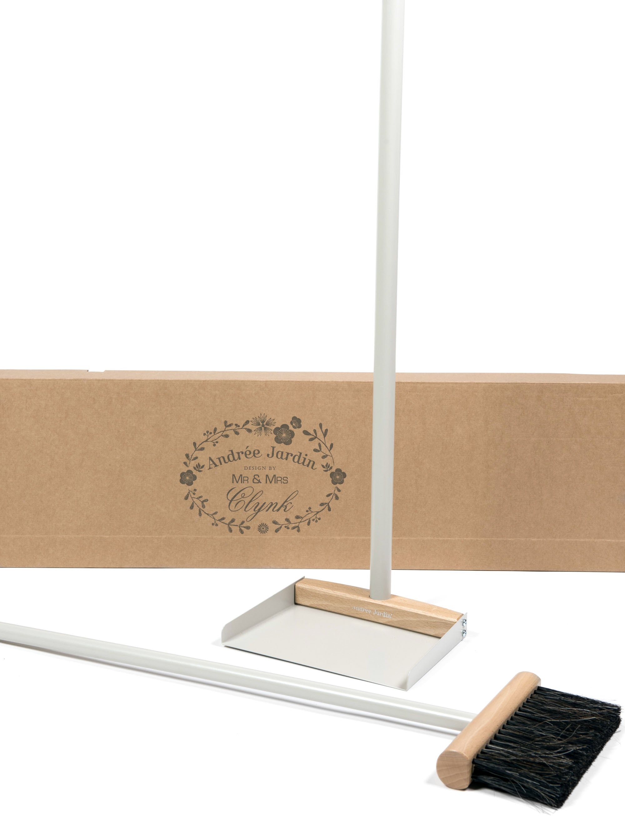 Andrée Jardin Mr. and Mrs. Clynk Complet Standing Broom & Dustpan Set Brooms Andrée Jardin Brand_Andrée Jardin Home_Broom Sets Home_Household Cleaning Home_Provençal Style La Maison 5300-3150_Andree_Jardin_Complet_Cream_A_a7558082-95cc-492b-90d2-1f11e5bb66c7