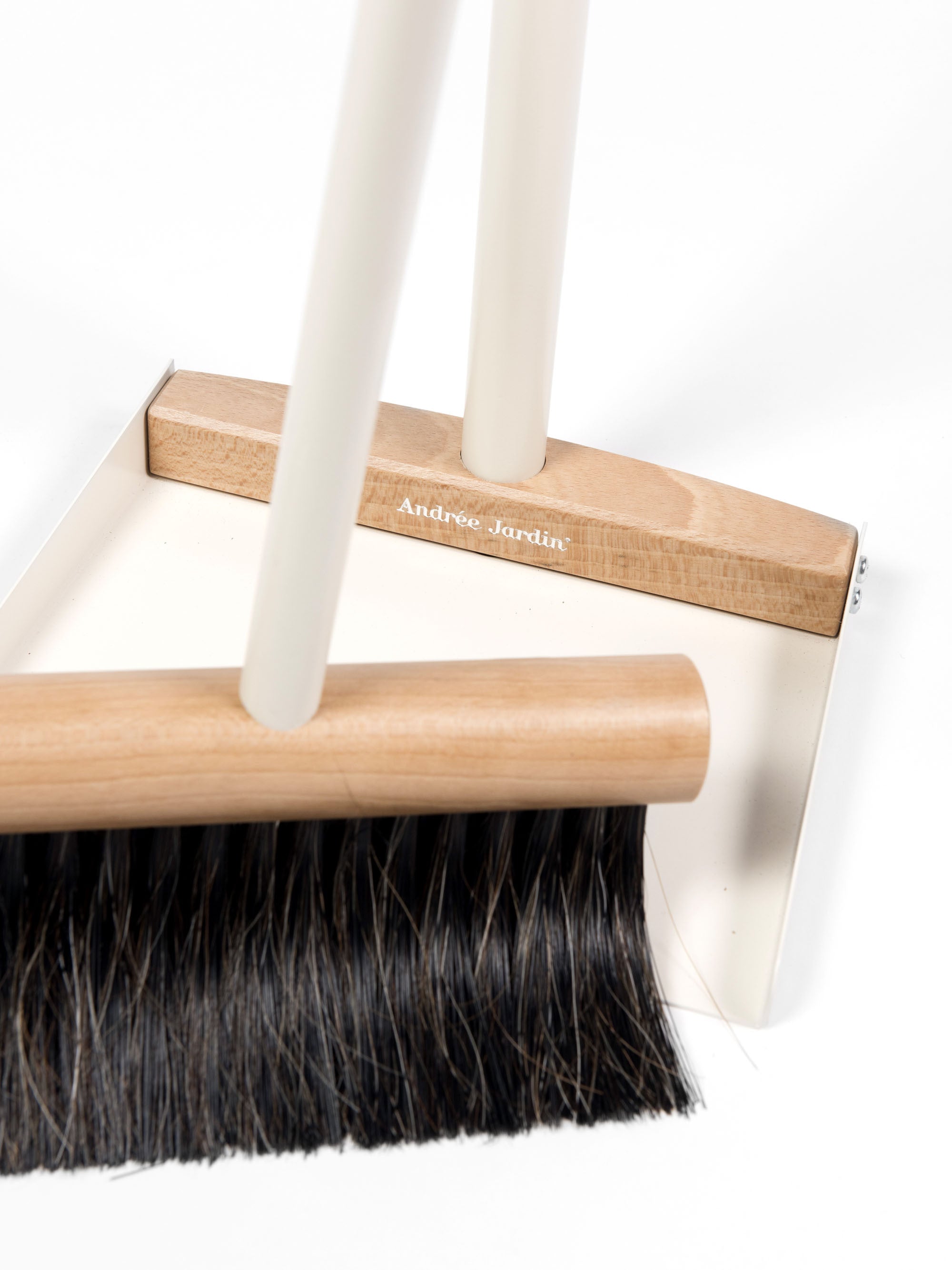 Andrée Jardin Mr. and Mrs. Clynk Complet Standing Broom & Dustpan Set Brooms Andrée Jardin Brand_Andrée Jardin Home_Broom Sets Home_Household Cleaning Home_Provençal Style La Maison LMS23 5300-3150_Andree_Jardin_Complet_Cream_D_764c28f1-ccd8-4860-859f-cd27ce8364f3
