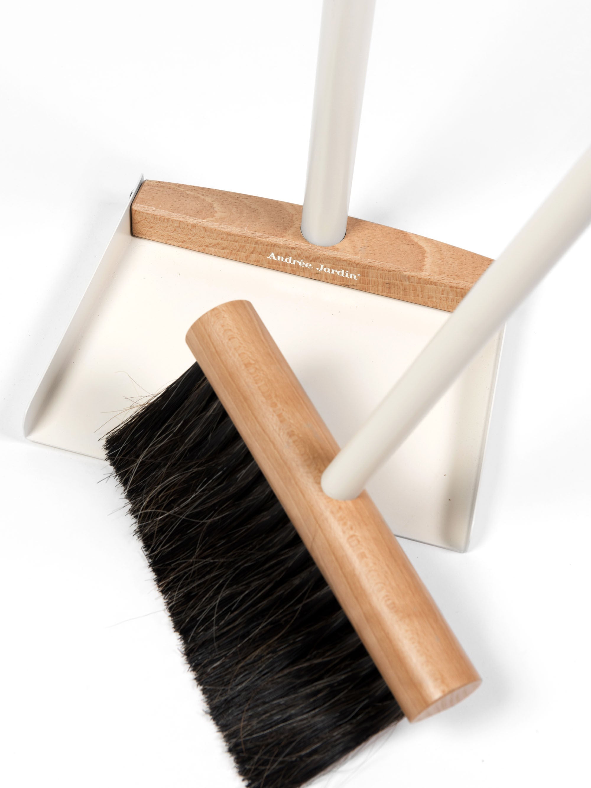 Andrée Jardin Mr. and Mrs. Clynk Complet Standing Broom & Dustpan Set Brooms Andrée Jardin Brand_Andrée Jardin Home_Broom Sets Home_Household Cleaning Home_Provençal Style La Maison LMS23 5300-3150_Andree_Jardin_Complet_Cream_E_6f76d92d-7994-43ef-92a2-a7c50a5fe25f
