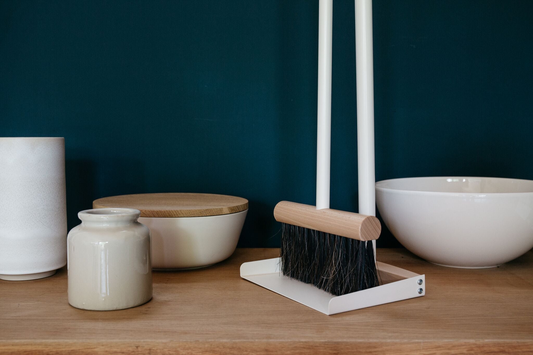 Andrée Jardin Mr. and Mrs. Clynk Complet Standing Broom & Dustpan Set Brooms Andrée Jardin Brand_Andrée Jardin Home_Broom Sets Home_Household Cleaning Home_Provençal Style La Maison LMS23 AndreeJardinMr.andMrs.ClynkCompletStandingBroom_DustpanSetinCream_1