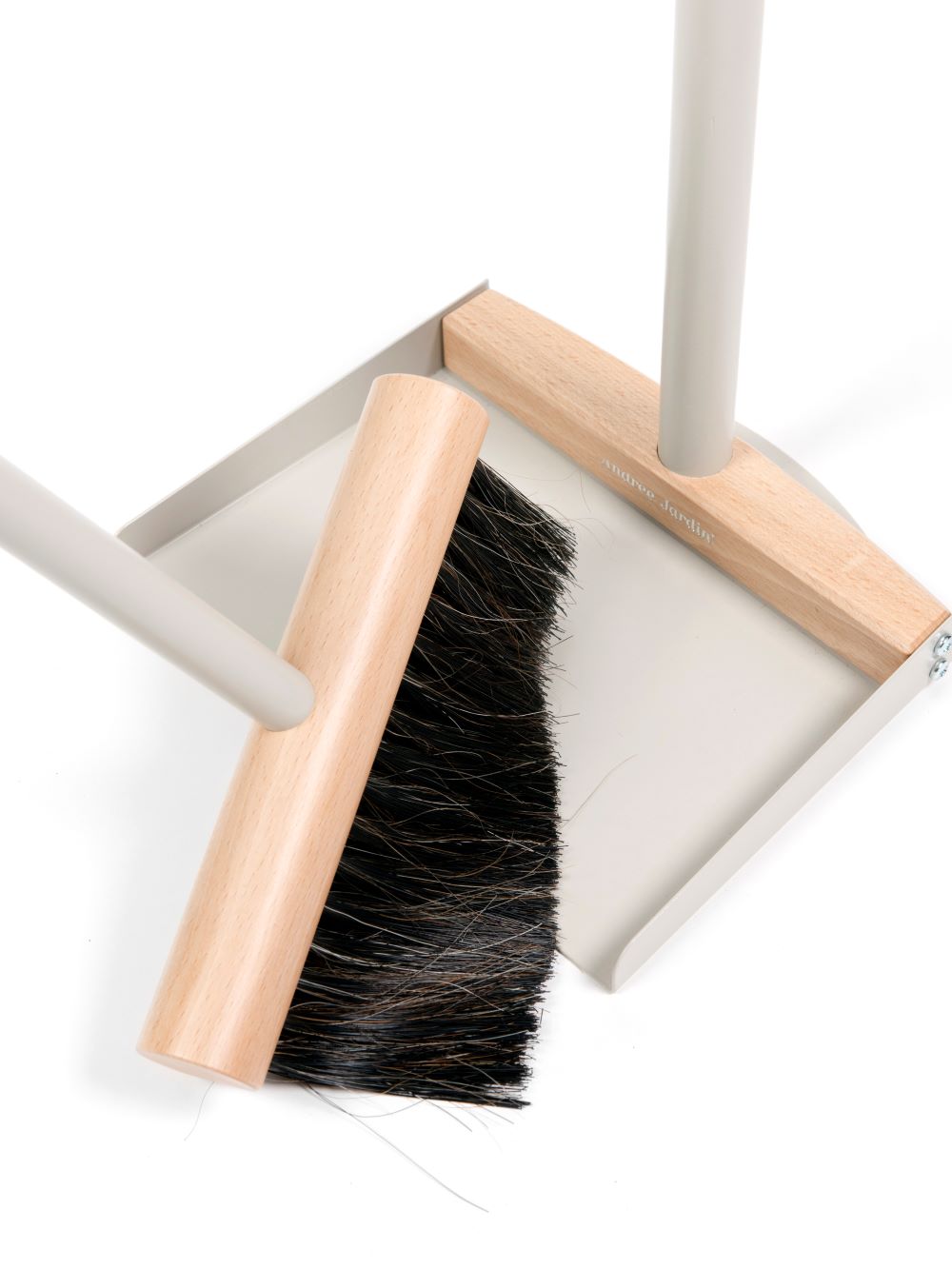 Andrée Jardin Mr. and Mrs. Clynk Complet Standing Broom & Dustpan Set Grey Brooms Andrée Jardin Brand_Andrée Jardin Home_Broom Sets Home_Household Cleaning Home_Provençal Style La Maison LMS23 AndreeJardinWhiteBroomStandingDustpanSetFrench