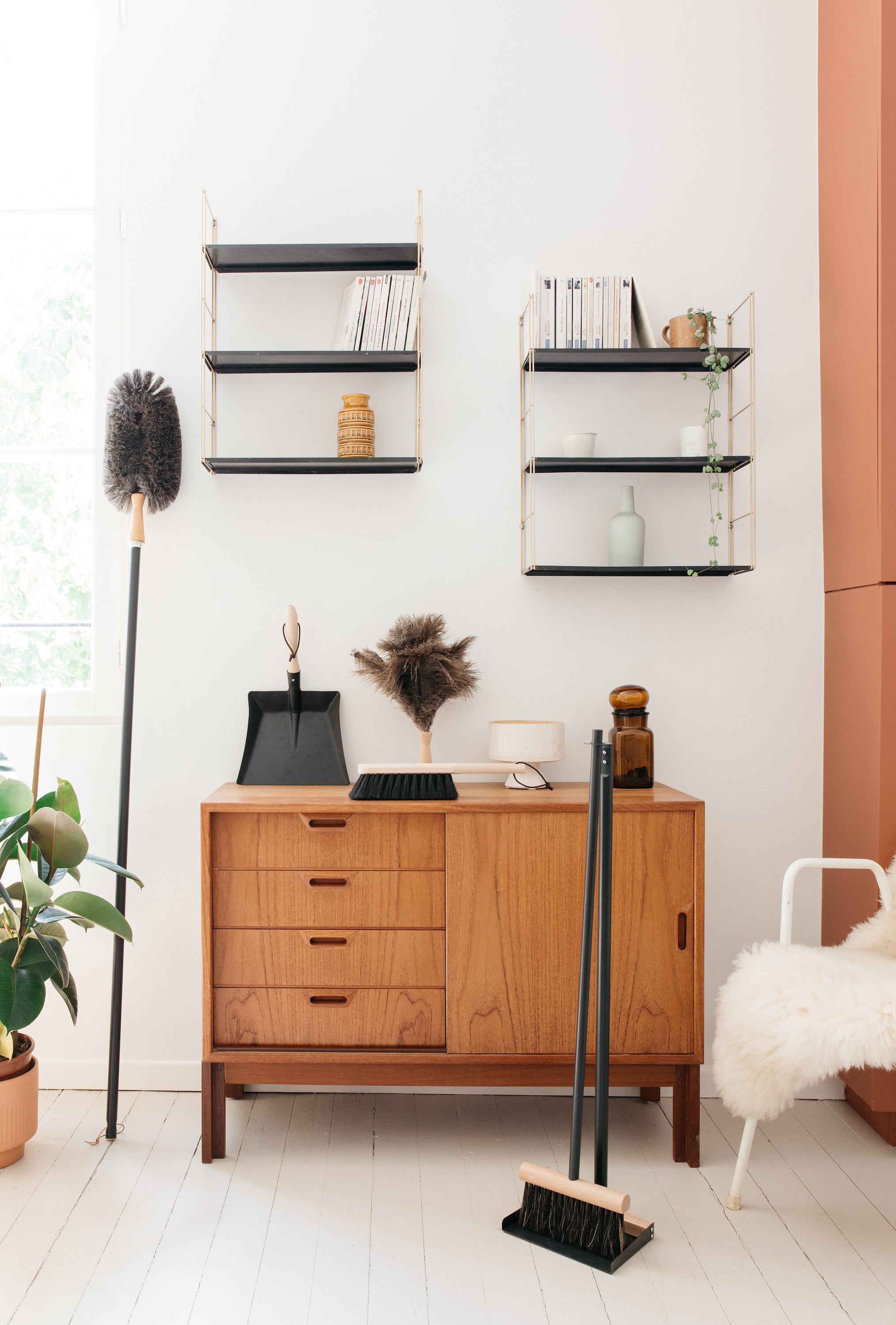 Andrée Jardin Mr. and Mrs. Clynk Complet Standing Broom & Dustpan Set Brooms Andrée Jardin Brand_Andrée Jardin Home_Broom Sets Home_Household Cleaning Home_Provençal Style La Maison LMS23 grand-complet-pelle-balayette-clynk-s2-3130AndreeJardinMr.andMrs.ClynkCompletStandingBroom_DustpanSetinBlack_bf420ad2-551f-4041-b127-3b8d8fe2935e