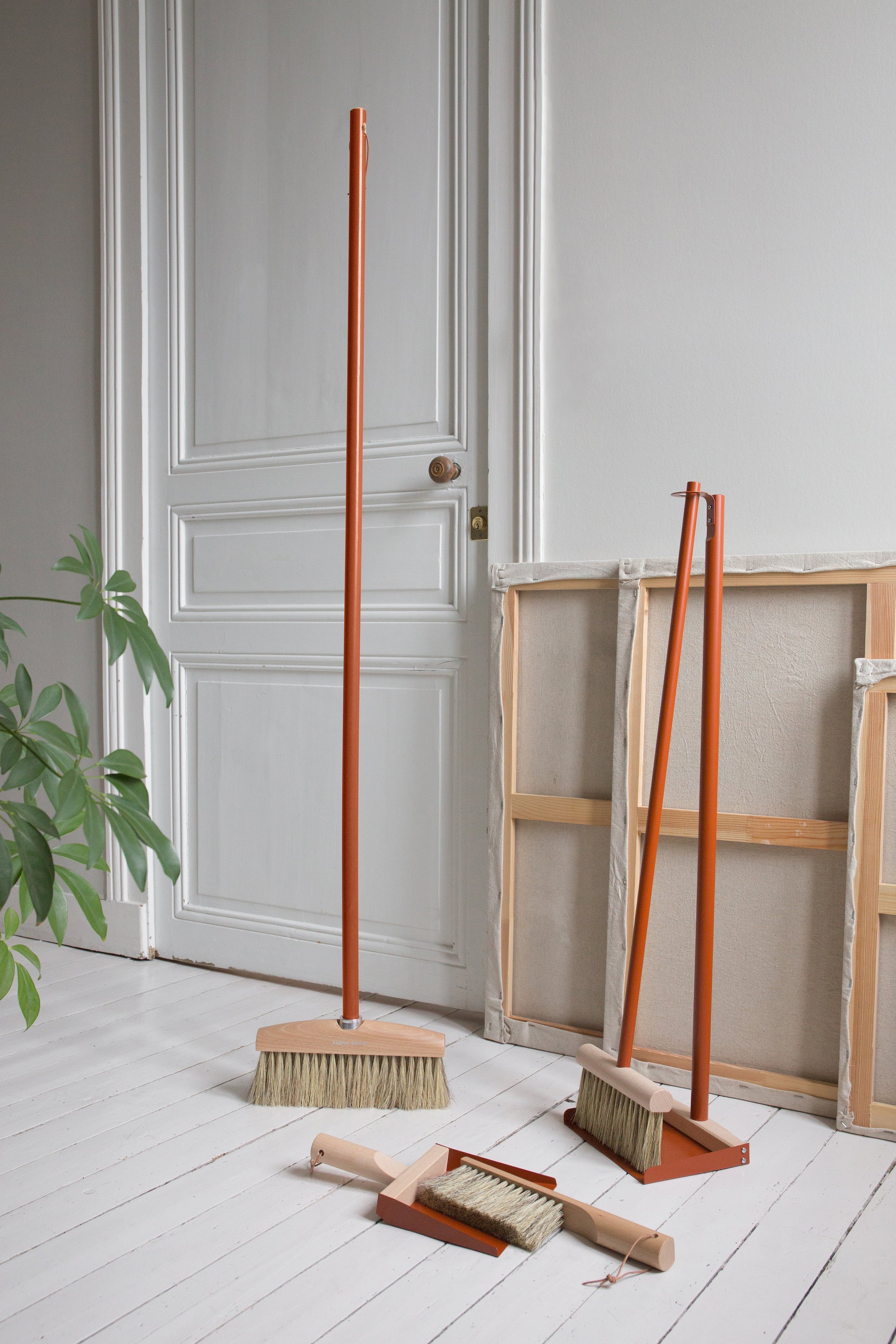 Andrée Jardin Mr. and Mrs. Clynk Natural Large Complet Dustpan and Broom Utilities Andrée Jardin Brand_Andrée Jardin Home_Broom Sets Home_Household Cleaning New Arrivals pelle-balayette-long-manche-clynk-3142-4AndreeJardinMr.andMrs.ClynkNaturalLargeCompletDustpanandBroominBrickRed_3ebe5f5c-aaa7-471d-a208-c36da5a71dbb