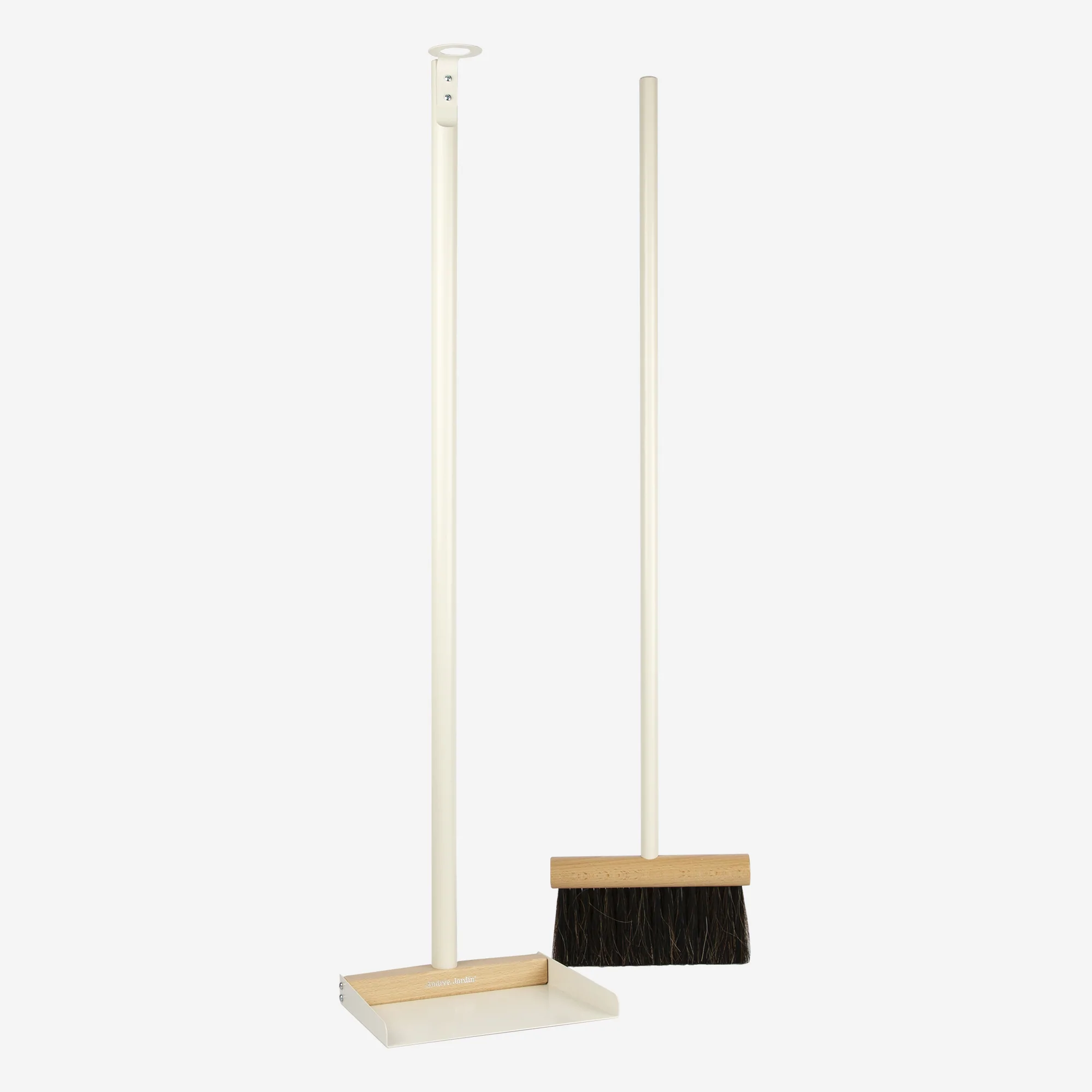 Andrée Jardin Mr. and Mrs. Clynk Complet Standing Broom & Dustpan Set Cream Brooms Andrée Jardin Brand_Andrée Jardin Home_Broom Sets Home_Household Cleaning Home_Provençal Style La Maison LMS23 pelle-balayette-long-manche-clynk-3150-blanc_612e8aa3-1ed6-44a0-8140-4943d12033b2_2000x2000AndreeJardinMr.andMrs.ClynkCompletStandingBroom_DustpanSetinCream_1