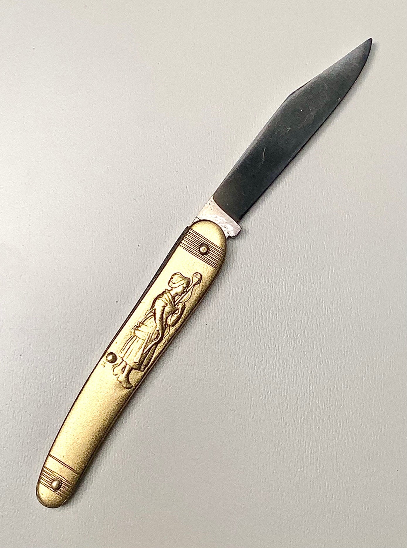 Couperier Coursolle Brass 80mm Single Blade Pocket Knife - Woman + Young Boy Wearing Hat in Wooden Box - Pocket Knives - Couperier Coursolle - Brand_Couperier Coursolle - Kitchen_Dinnerware - Kitchen_Kitchenware - Knife Sets - Laguiole - Spring Collection - 7800-LAI220B_WB.3