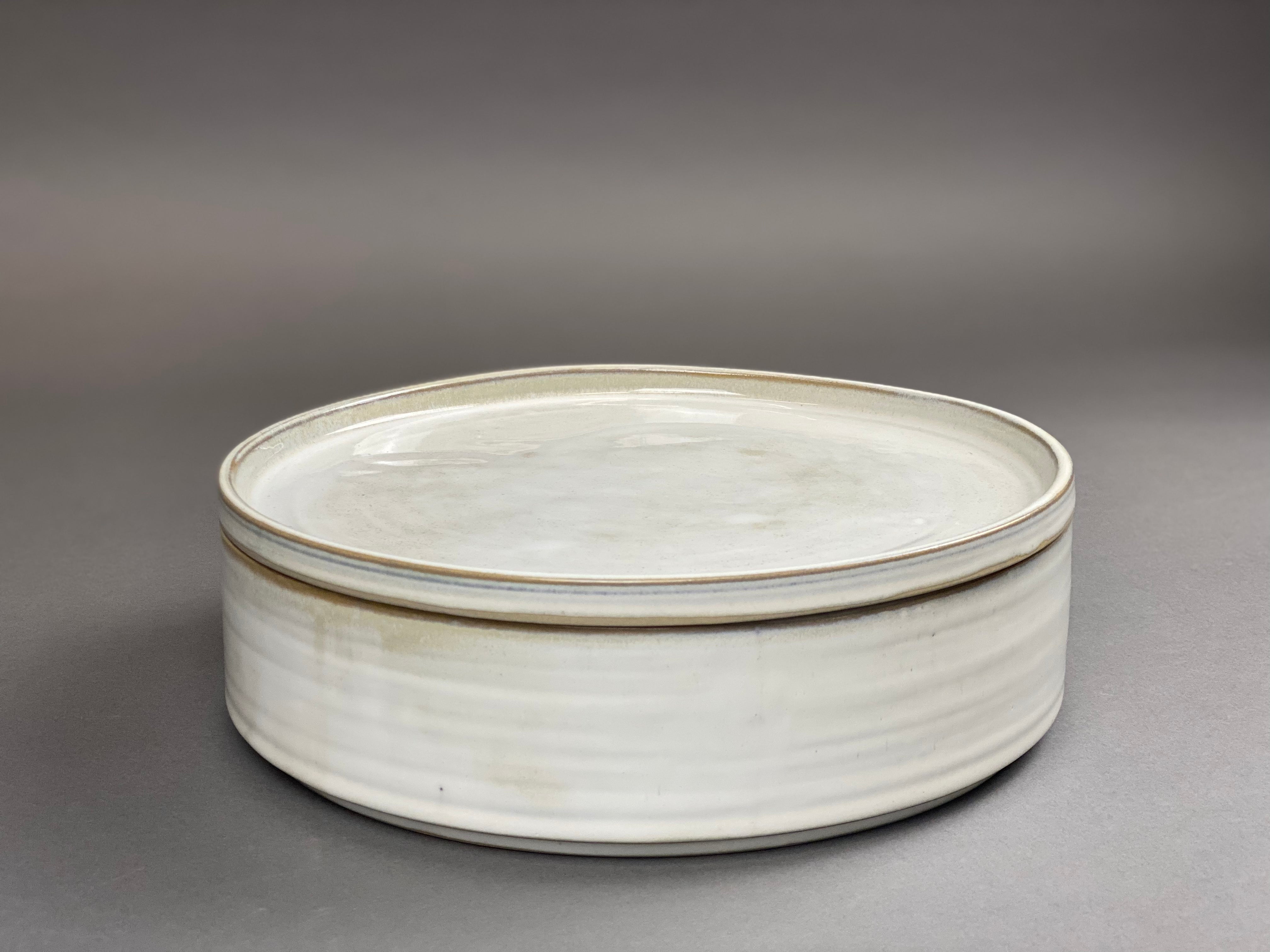 Stoneware bowl with clearance lid