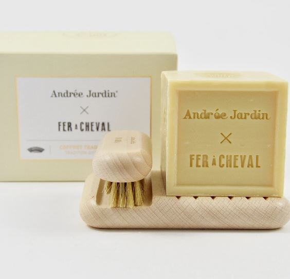 Andrée Jardin x Fer à Cheval Beech Wood Coffret Set Andrée Jardin Back in stock Bath & Body_Accessories Bath & Body_Bar Soap Bath & Body_Gift Sets Brand_Andrée Jardin Brand_Fer à Cheval Cubes Fer à Cheval Capture5300-7111ambiance3