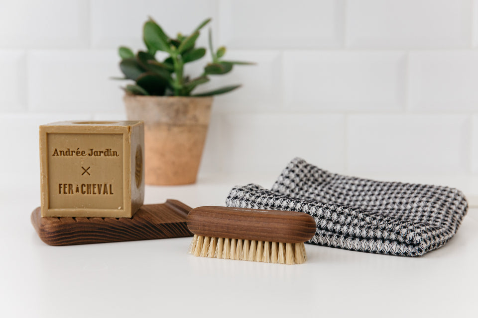 Andrée Jardin x Fer à Cheval Coffret Heritage Andrée Jardin Bath & Body_Accessories Bath & Body_Bar Soap Bath & Body_Gift Sets Brand_Andrée Jardin Brand_Fer à Cheval Cubes Fer à Cheval Soap Soap Holder Coffret-brosse-savon-marseille-960x640-1-3