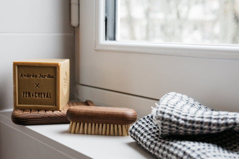 Andrée Jardin x Fer à Cheval Coffret Heritage Andrée Jardin Bath & Body_Accessories Bath & Body_Bar Soap Bath & Body_Gift Sets Brand_Andrée Jardin Brand_Fer à Cheval Cubes Fer à Cheval Soap Soap Holder Coffret-brosse-savon-marseille-960x640-2-2