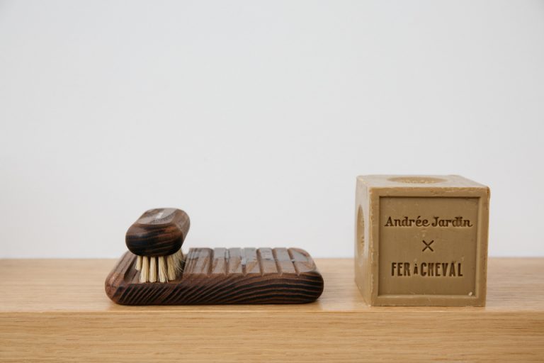 Andrée Jardin x Fer à Cheval Coffret Heritage Andrée Jardin Bath & Body_Accessories Bath & Body_Bar Soap Bath & Body_Gift Sets Brand_Andrée Jardin Brand_Fer à Cheval Cubes Fer à Cheval Soap Soap Holder Coffret-brosse-savon-marseille-960x640-3-2-768x512