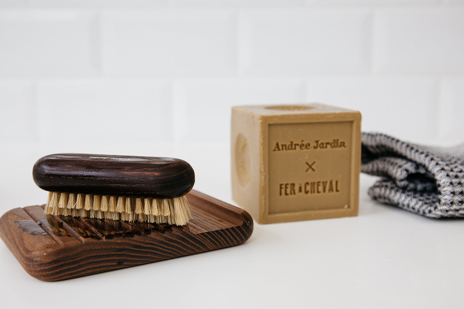 Andrée Jardin x Fer à Cheval Coffret Heritage Andrée Jardin Bath & Body_Accessories Bath & Body_Bar Soap Bath & Body_Gift Sets Brand_Andrée Jardin Brand_Fer à Cheval Cubes Fer à Cheval Soap Soap Holder Coffret_HERITAGE_13