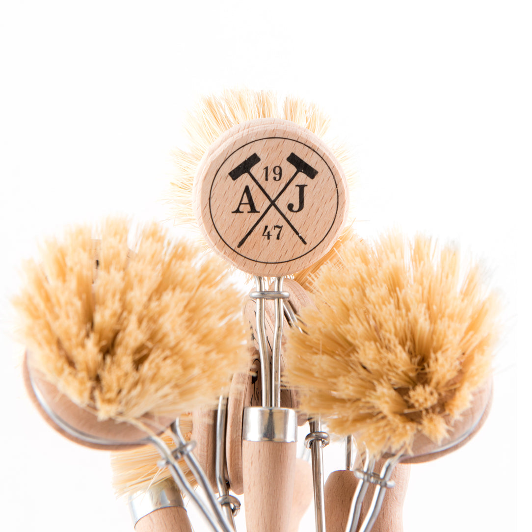 Andrée Jardin Tradition Handled Dish Brush Utilities Andrée Jardin Andrée Jardin Back in stock Brand_Andrée Jardin Home_Household Cleaning Kitchen_Accessories La Cuisine Summer Clean Up DSC3273_JasonLeCras_LG-square