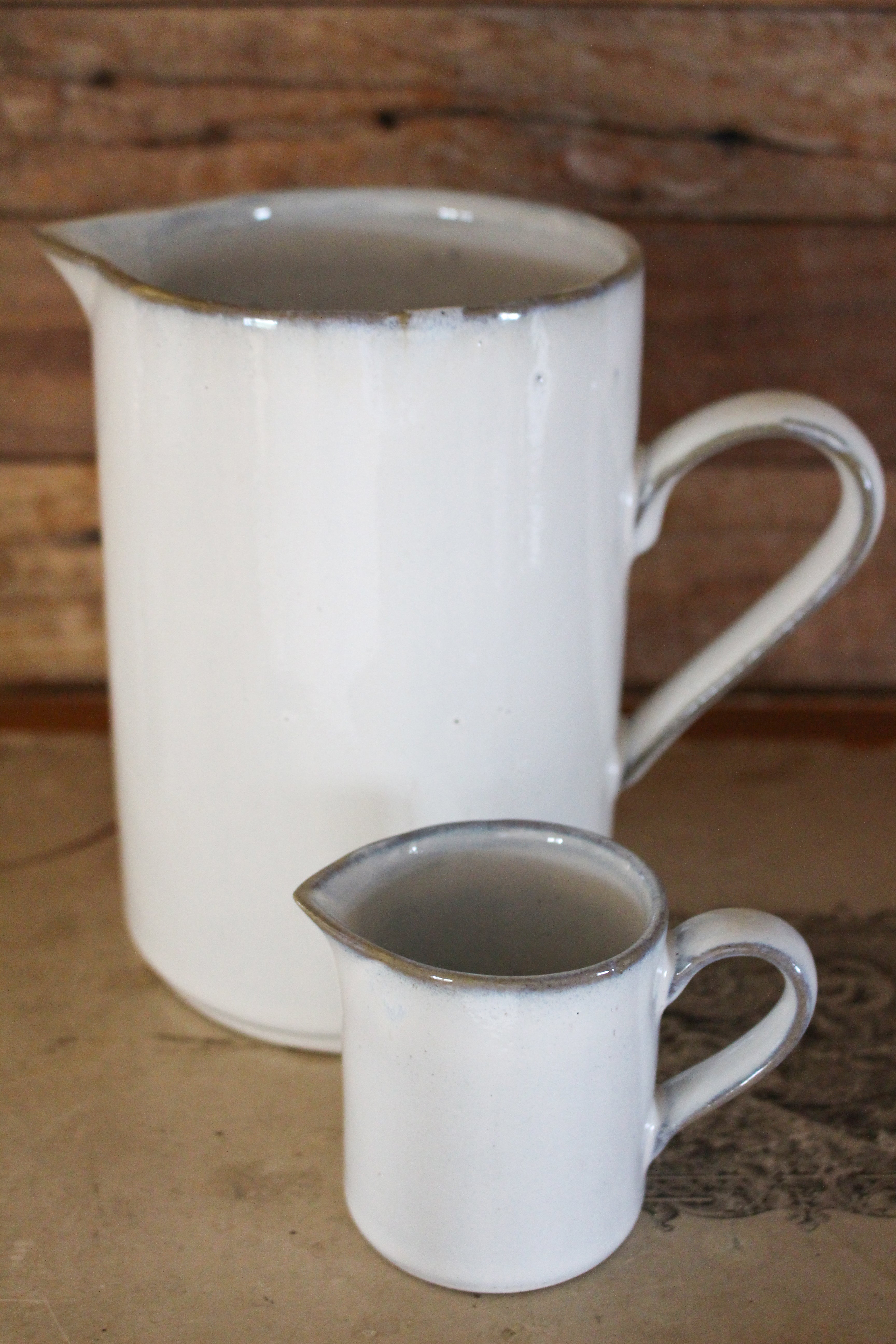 Yarnnakarn Rustic Tall Pitcher Ceramic Yarnnakarn Brand_Yarnnakarn Kitchen_Drinkware IMG_4893_edit_8a751401-0e27-449b-ab78-af12f550b526