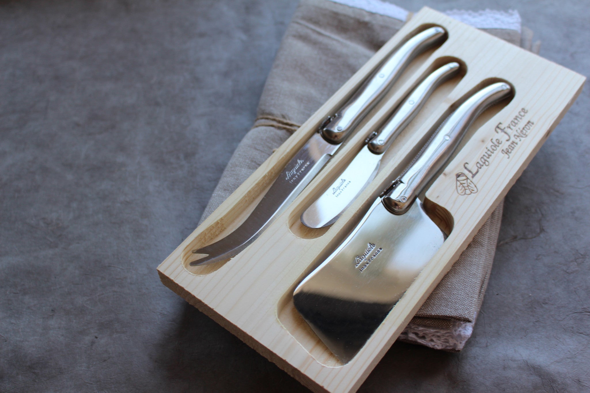 Laguiole Stainless Steel Platine Large Cheese Set in Wood Box with Acrylic Lid (Set of 3) Cutlery Set Laguiole Brand_Laguiole Cheese Sets Kitchen_Dinnerware Kitchen_Kitchenware Laguiole Loose Mini Rainbow Utensils Stainless_Steel_Platine_Cheese_Set_Large
