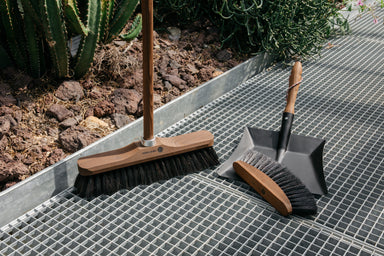 Andrée Jardin Heritage Black Dustpan with Ash Wood Handle Utilities Andrée Jardin Andrée Jardin Brand_Andrée Jardin Home_Broom Sets Home_Household Cleaning balai-43-cm-heritage-s4-5102_d8900c73-9cbd-406a-bacc-ab4f8367314f