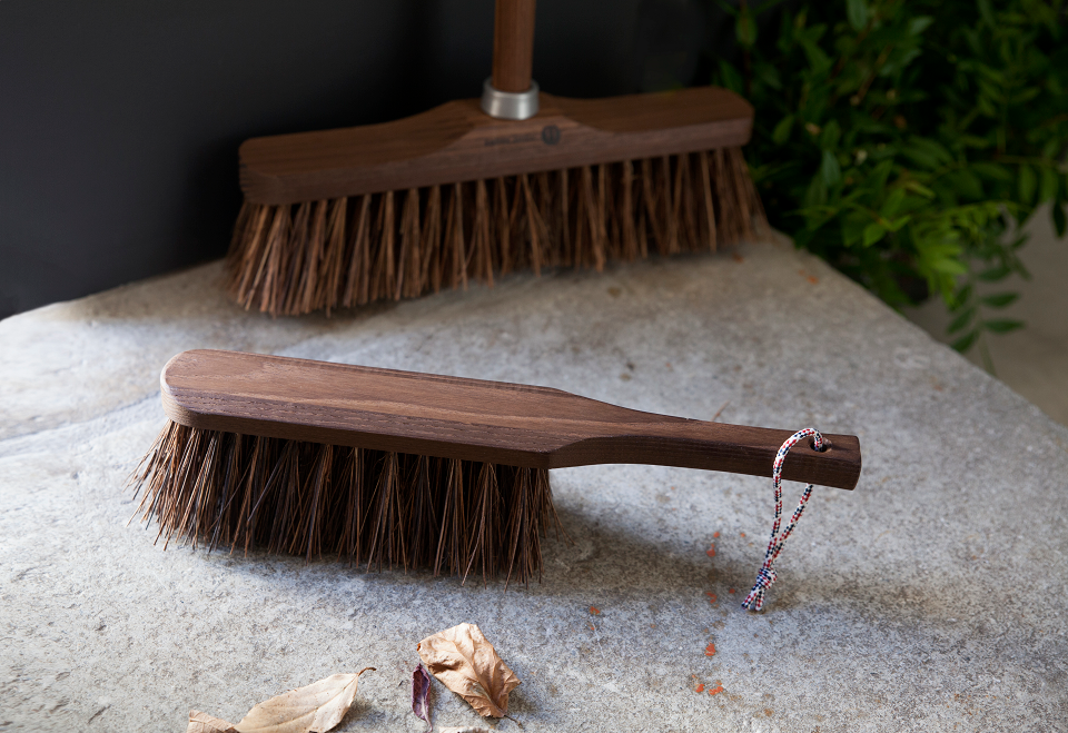 Andrée Jardin Heritage Ash Wood Handled Brush Utilities Andrée Jardin Andrée Jardin Brand_Andrée Jardin Home_Broom Sets Home_Household Cleaning Summer Clean Up balais-balayette-fibre-brosse-andree-jardin-3