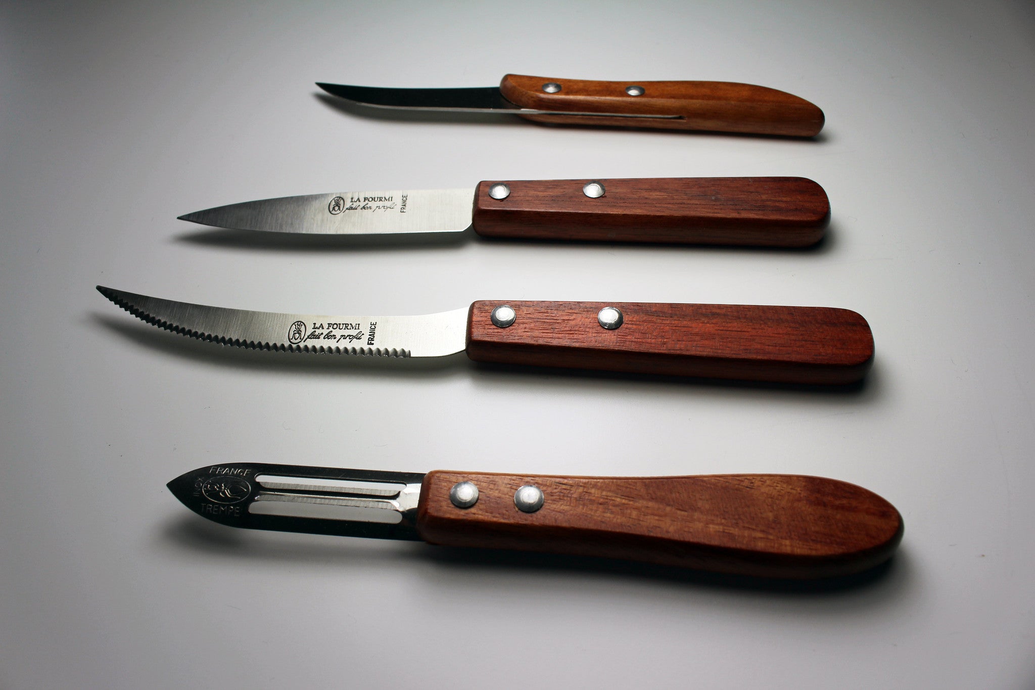 La Fourmi Kitchen Tools Natural Wood (Set of 4) Cutlery Set La Fourmi Brand_Laguiole Knife Sets Laguiole Spring Collection chieftain_la_fourmi_kitchen_tools_natural_wood_ambiance_1