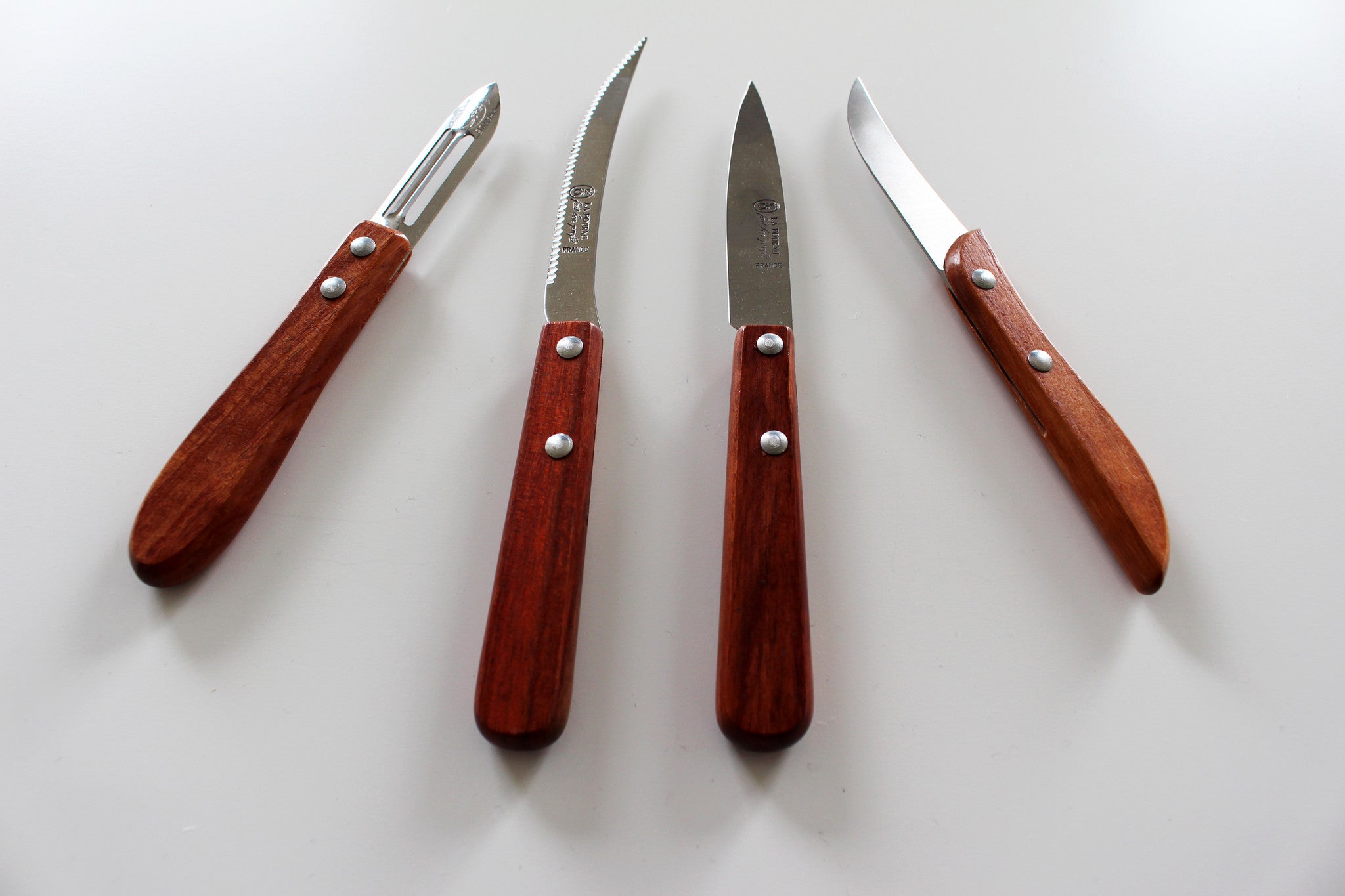 La Fourmi Kitchen Tools Natural Wood (Set of 4) Cutlery Set La Fourmi Brand_Laguiole Knife Sets Laguiole Spring Collection chieftain_la_fourmi_kitchen_tools_natural_wood_ambiance_2