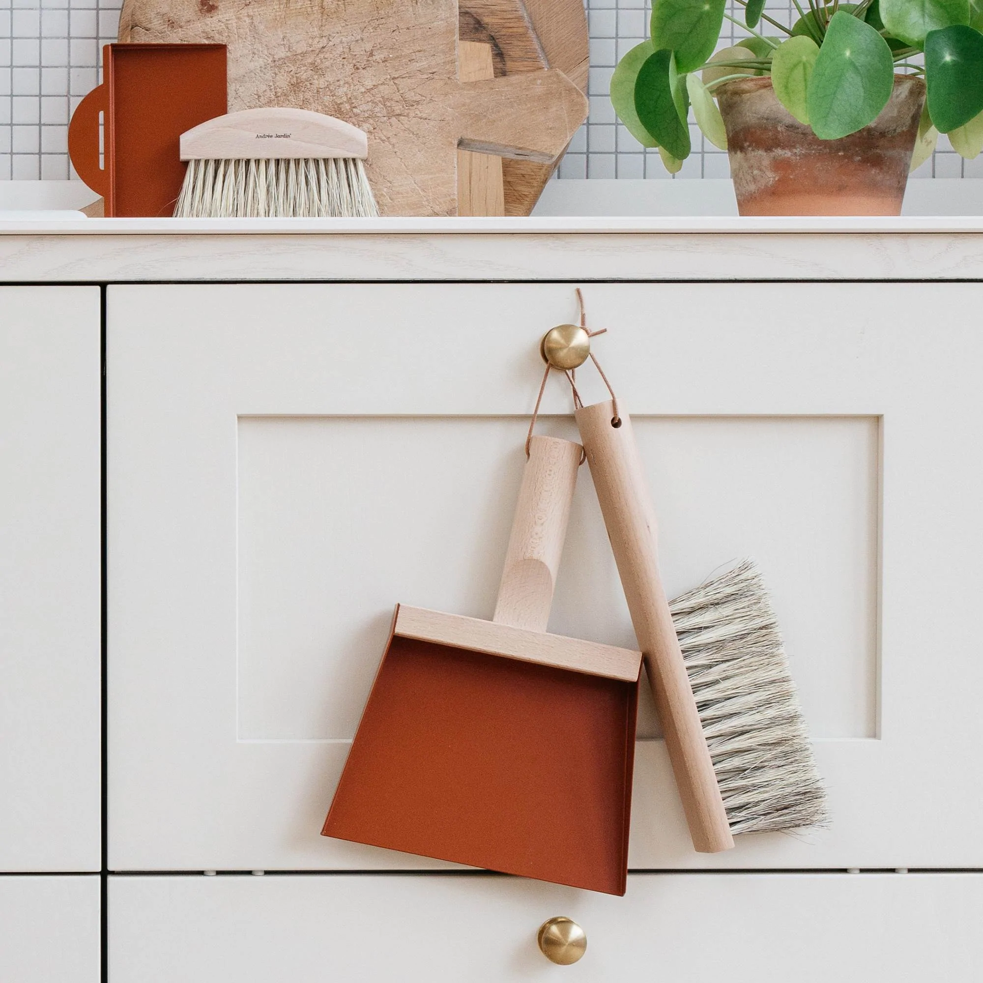 Andrée Jardin Mr. and Mrs. Clynk Dustpan & Natural Brush with Wall Hooks Set "Coffret" Gift Set Utilities Andrée Jardin Back in stock Brand_Andrée Jardin Home_Broom Sets Home_Household Cleaning New Arrivals coffret-pelle-balayette-clynk-nature-3242-tomette-2_03862329-9067-49a5-96c7-c21914851623_2000x2000AndreeJardinMr.andMrs.ClynkDustpan_NaturalBrushwithWallHooksSet_Coffret_GiftSetbrickr
