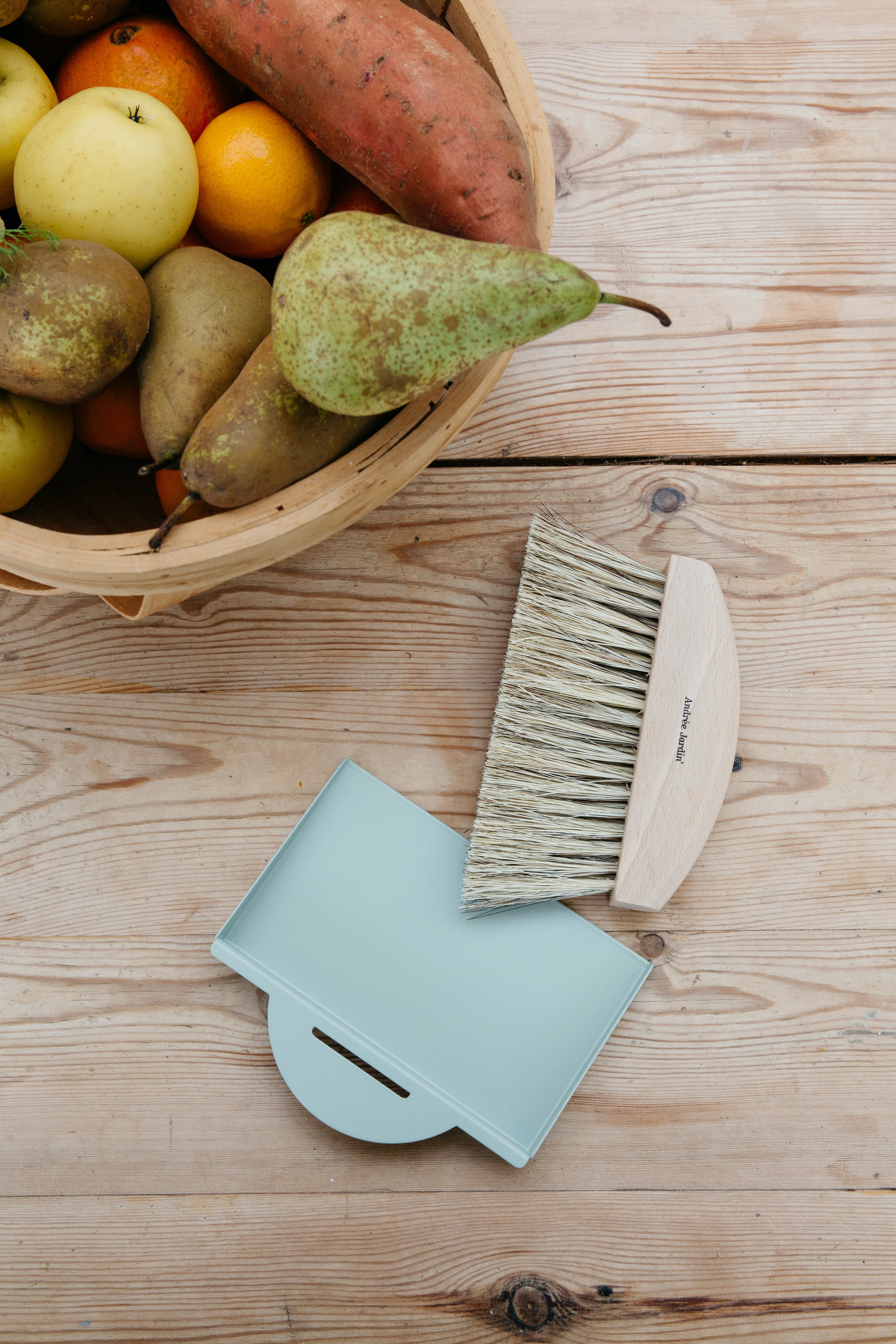 Andrée Jardin Mr. and Mrs. Clynk Natural Table Brush and Dustpan Set Utilities Andrée Jardin Back in stock Brand_Andrée Jardin Home_Broom Sets Home_Household Cleaning New Arrivals coffret-ramasse-miettes-table-clynk-nature-3166-2AndreeJardinMr.andMrs.ClynkNaturalTableBrushandGreyGreenDustpanSet_116a8ae9-bdaf-4a29-a2de-2d88df0671df