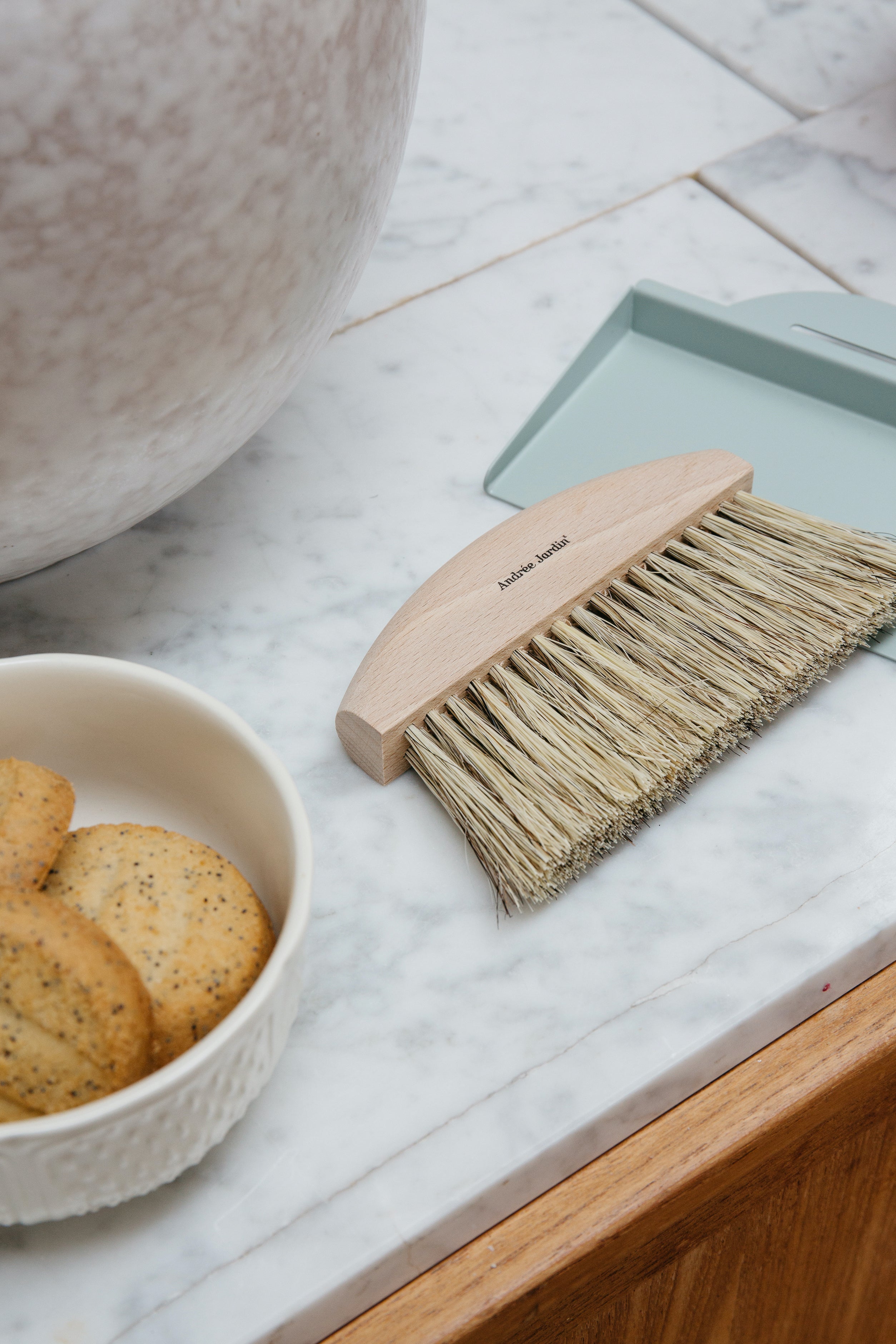 Andrée Jardin Mr. and Mrs. Clynk Natural Table Brush and Dustpan Set Utilities Andrée Jardin Back in stock Brand_Andrée Jardin Home_Broom Sets Home_Household Cleaning New Arrivals coffret-ramasse-miettes-table-clynk-nature-3166AndreeJardinMr.andMrs.ClynkNaturalTableBrushandGreyGreenDustpanSet_adfa001e-0ff9-41df-959e-9cc027538274