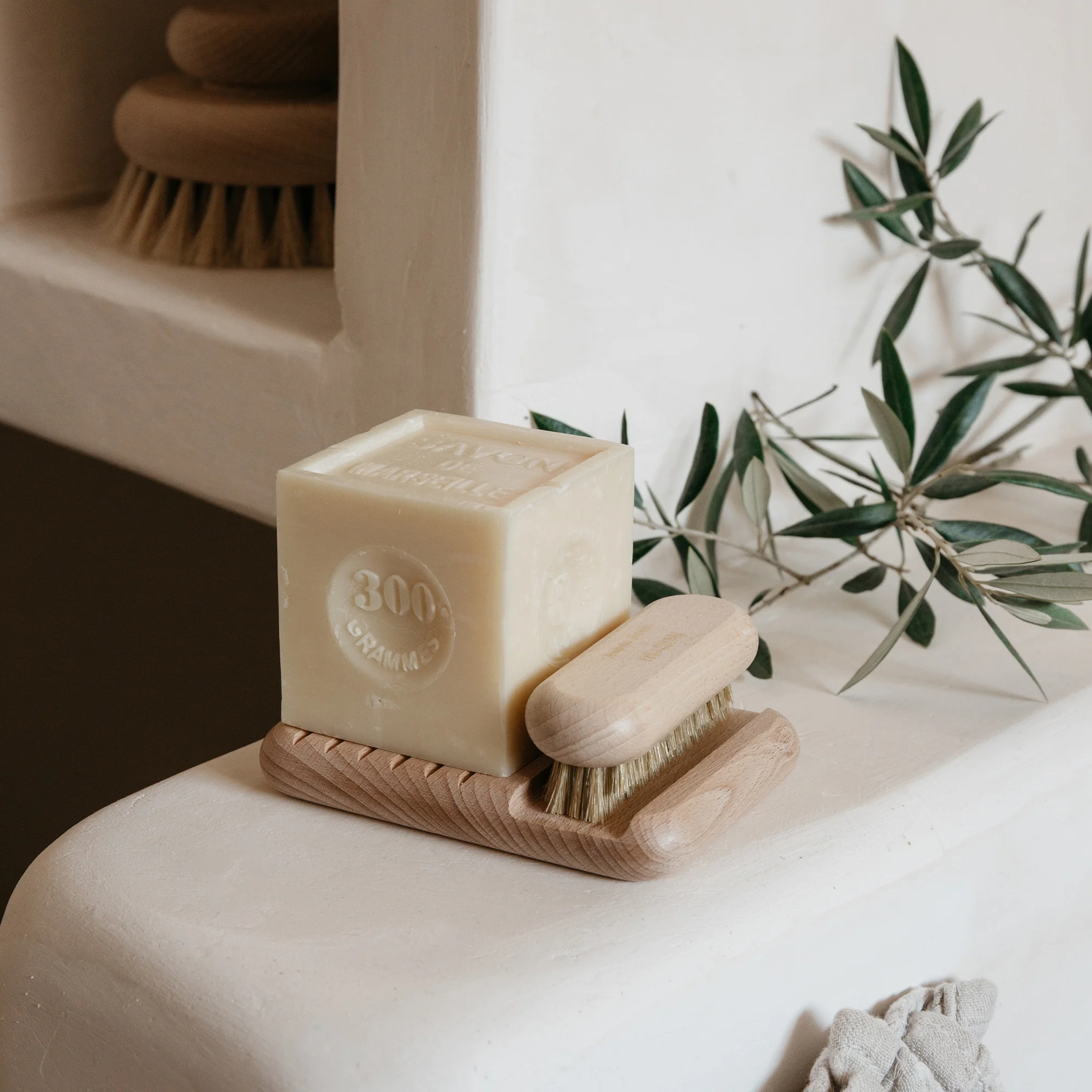 Andrée Jardin x Fer à Cheval Beech Wood Coffret Set Andrée Jardin Back in stock Bath & Body_Accessories Bath & Body_Bar Soap Bath & Body_Gift Sets Brand_Andrée Jardin Brand_Fer à Cheval Cubes Fer à Cheval nail-brush-marseille-soap-giftset-andree-jardin-7111_2000x2000_0d6b1c6d-4d0e-4fe8-81c0-2d22c266591b