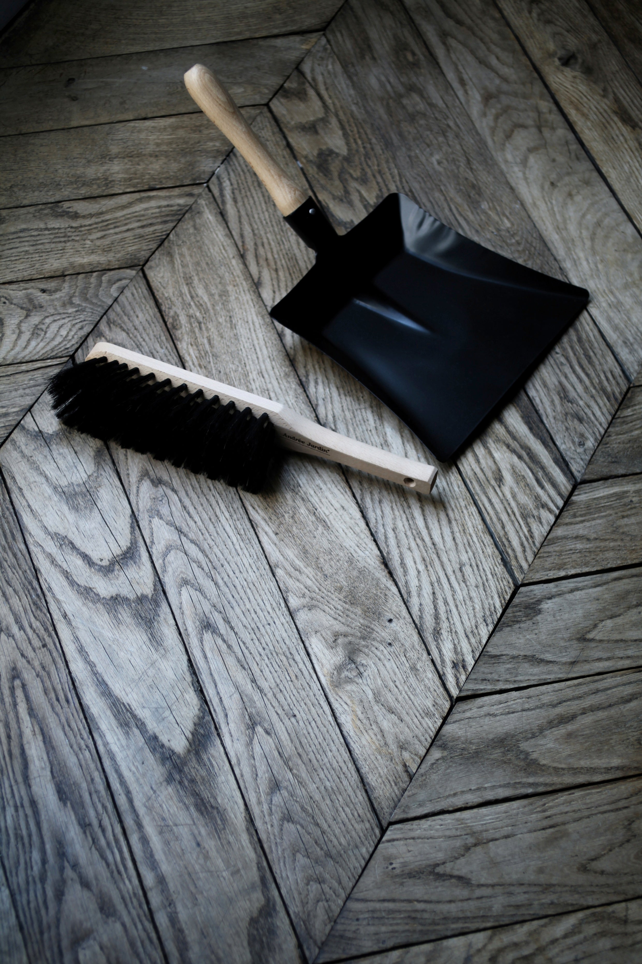 Andrée Jardin Tradition Beech Wood Handled Brush Utilities Andrée Jardin Andrée Jardin Back in stock Brand_Andrée Jardin Home_Broom Sets Home_Household Cleaning Summer Clean Up pelle-a-poussiere-noire-s5-1003