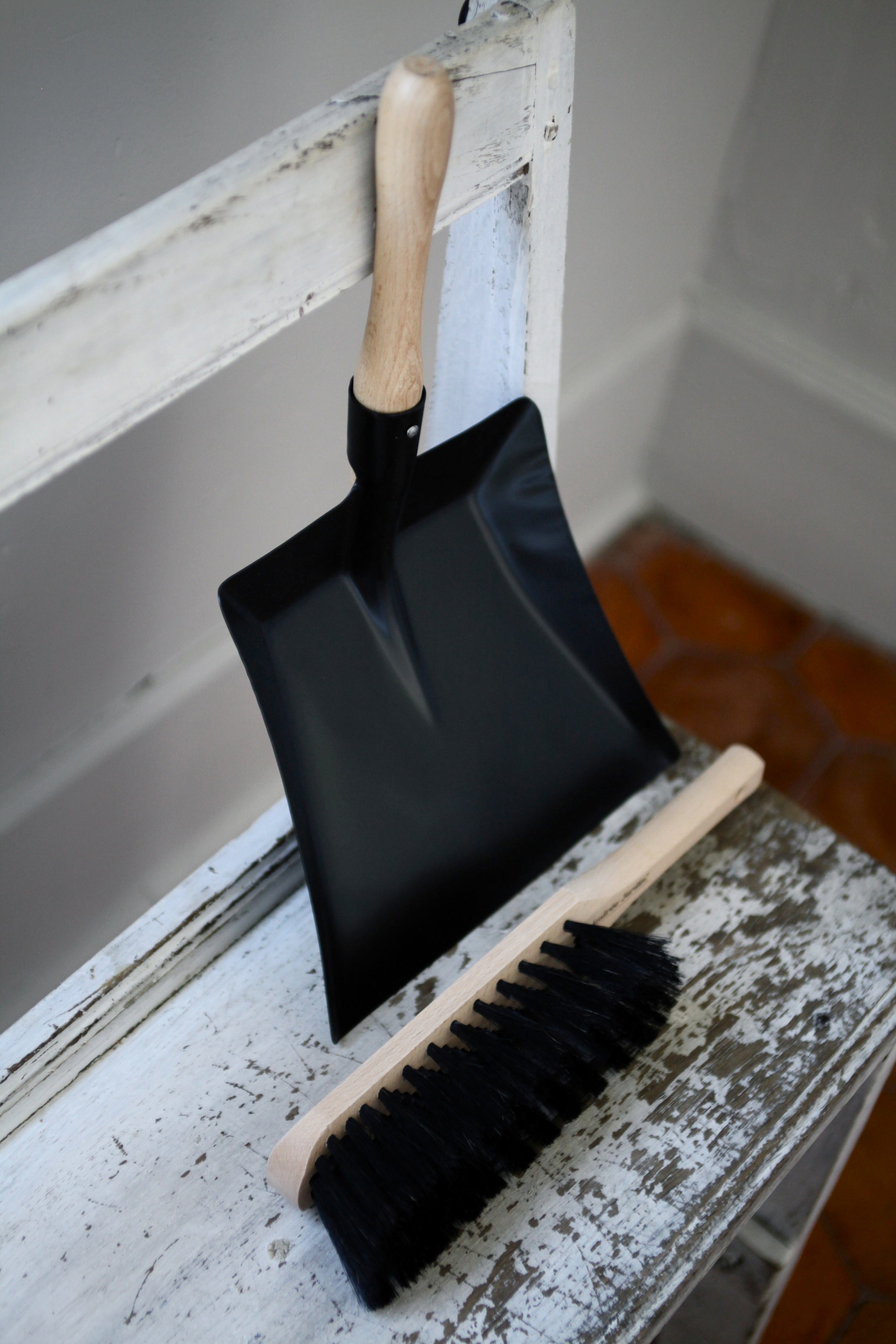 Andrée Jardin Tradition Black Sheet Metal Dustpan Utilities Andrée Jardin Andrée Jardin Brand_Andrée Jardin Home_Broom Sets Home_Household Cleaning pelle-a-poussiere-noire-s6-1003_2ae695be-f7bc-40b5-b2f4-08e51d0d112a