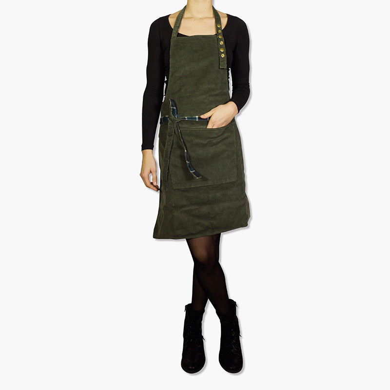 Dutchdeluxes Reversible Corduroy Apron Khaki Green & Green Plaid - Textile - Dutchdeluxes - Aprons - Brand_Dutchdeluxes - Corduroy - Dutchdeluxes - KTFWHS - Textiles_Aprons - reversible-series_corduroy_khaki_vrouw_voor